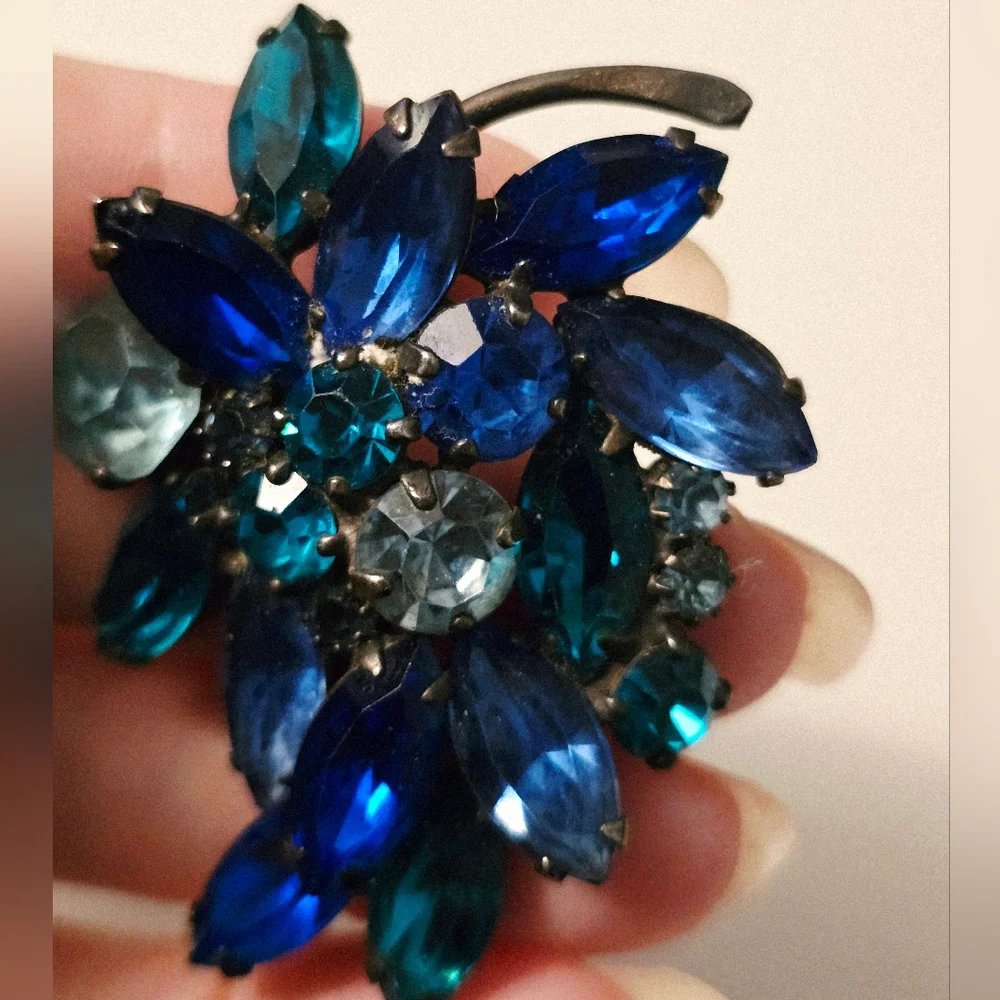 vintage Albert Weiss deep blue green cluster rhinestone Leaf Grape brooch